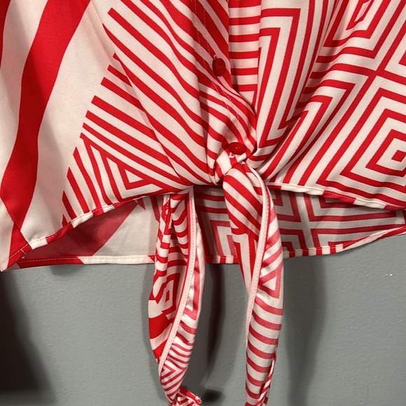 Marciano White Red Geometric Print Front Tie Shirt size small - Picture 5 of 9